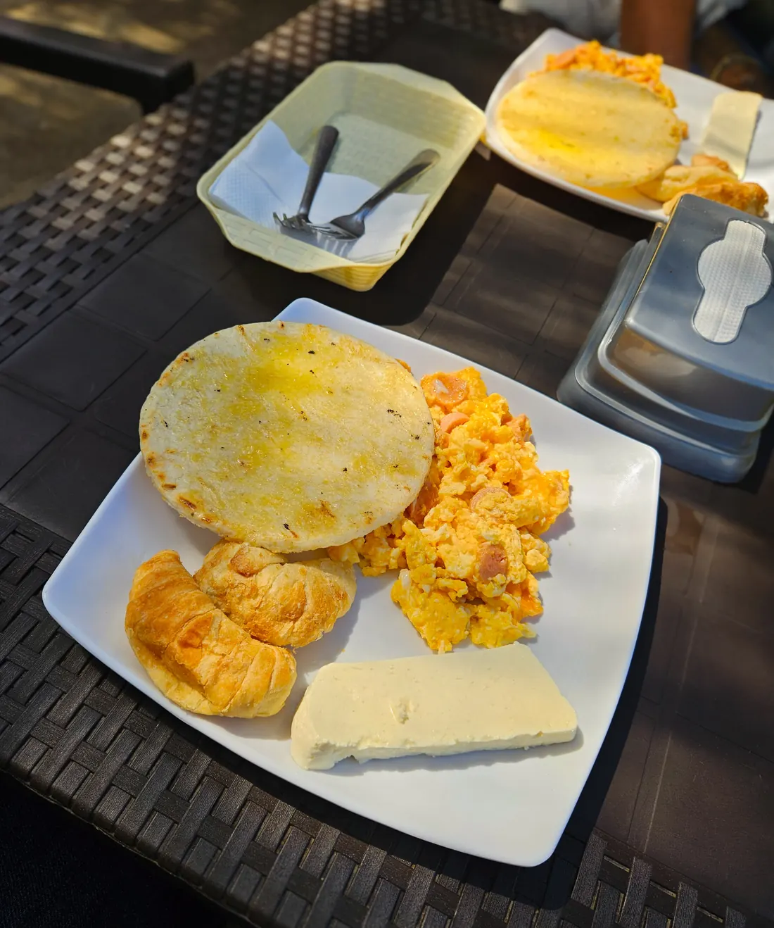 Desayuno con arepa, huevos pericos, pandebono y queso